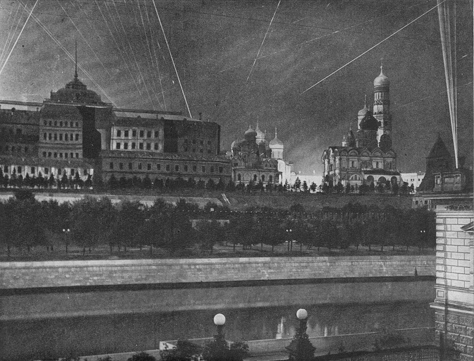 Кремль Москва 1941. Московский Кремль маскировка 1941. Москва 1941 года маскировка Кремля. Московский Кремль маскировка в 1941 году. Москву бомбят