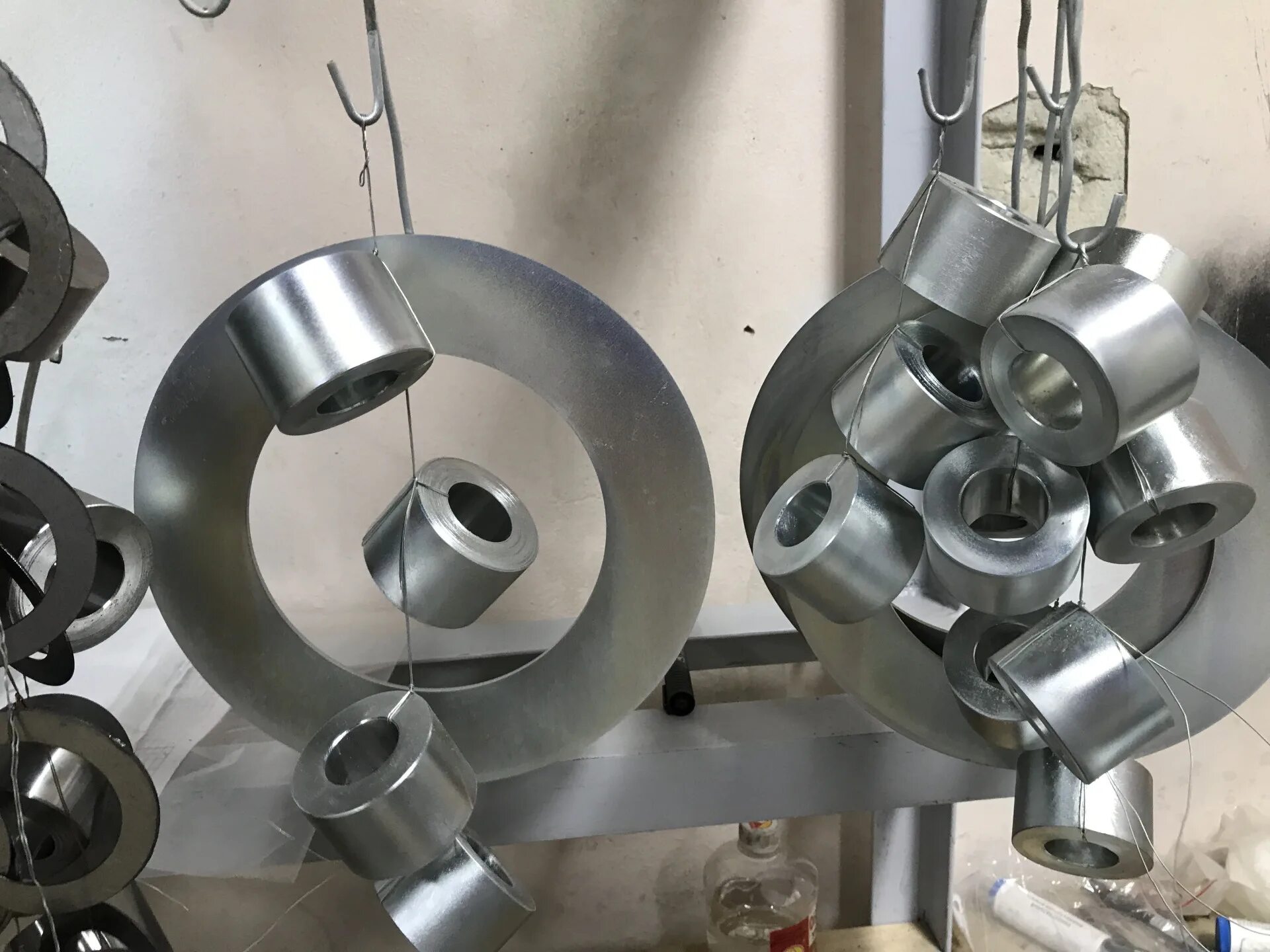 гальванически оцинкованная. линия гальванического цинкования проволоки. гальваническое цинкование металла. дорхан горячее цинкование. покрытие цинк-никель гальваническое.