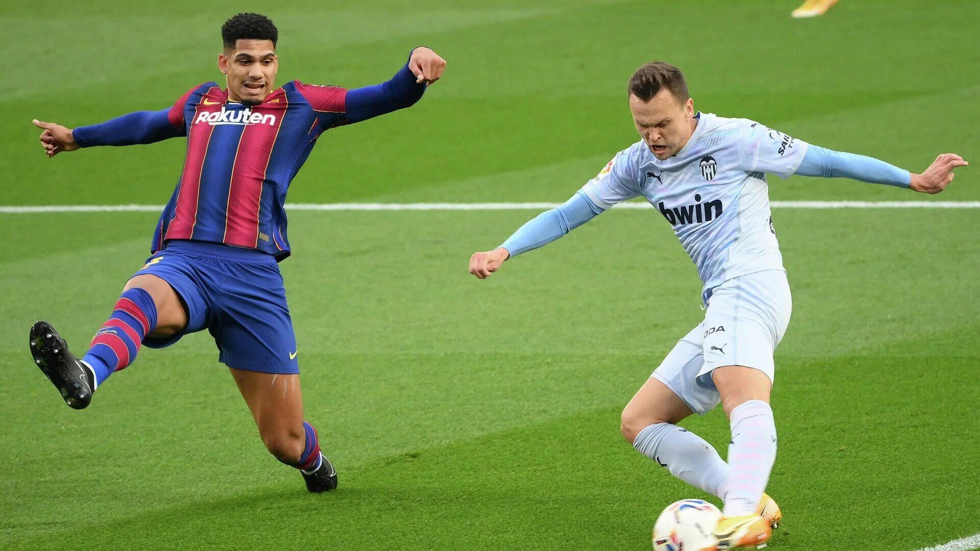 Футбол 4 июня 2024. Футбол сегодня. Футбол 4 июня 2024. Криштиану в ювентусе. Энфилд стадион.