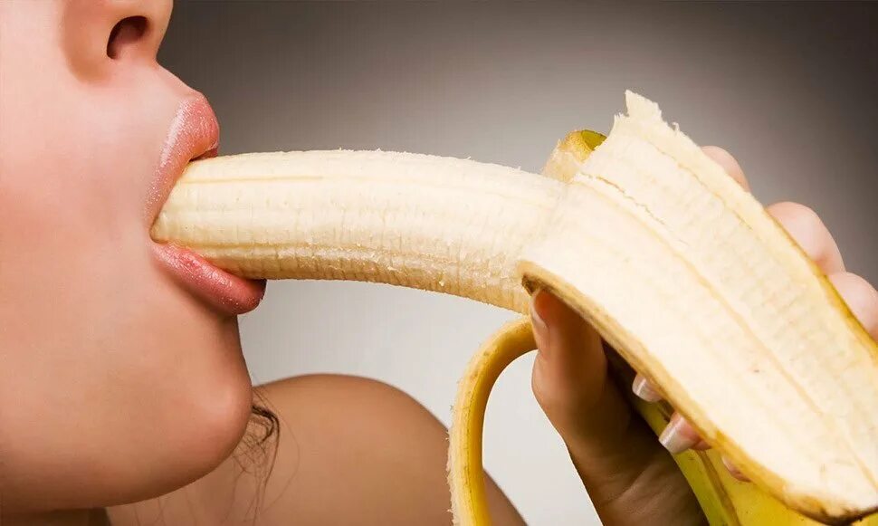 Девушка ест банан. Женщина с бананом во рту. Левушкк с бананом во рту. Лижет банан.