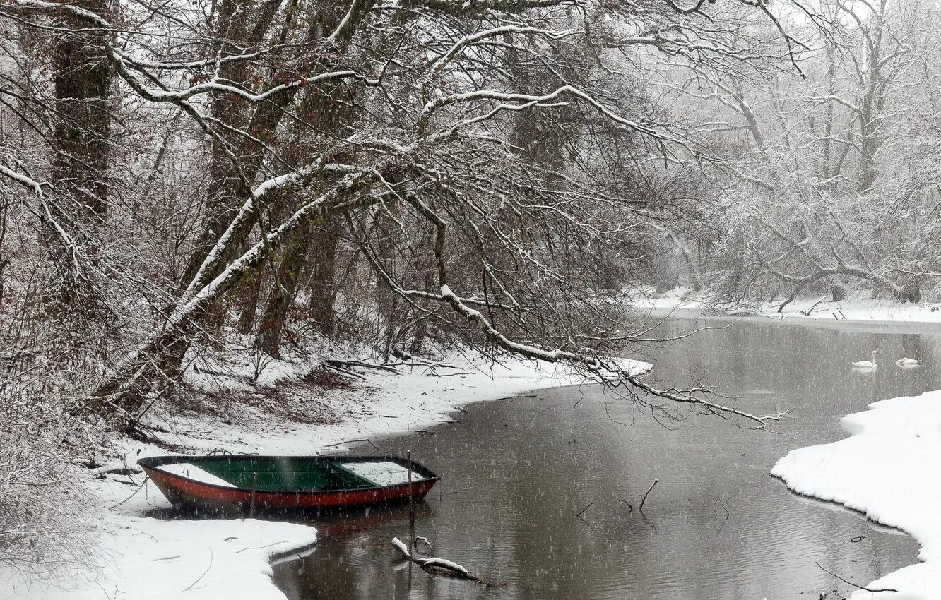 Зима ни. Зимний пейзаж с лодкой. Река зима лодки. Осень зима река лодка. Лодка зимой на реке.