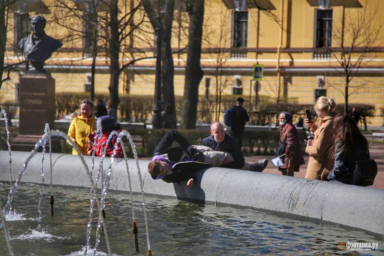 Какая сегодня в спб. Питер Колпино фонтан. Санкт-Петербург май. Майский Питер. Фонтанка 24 фонтан.