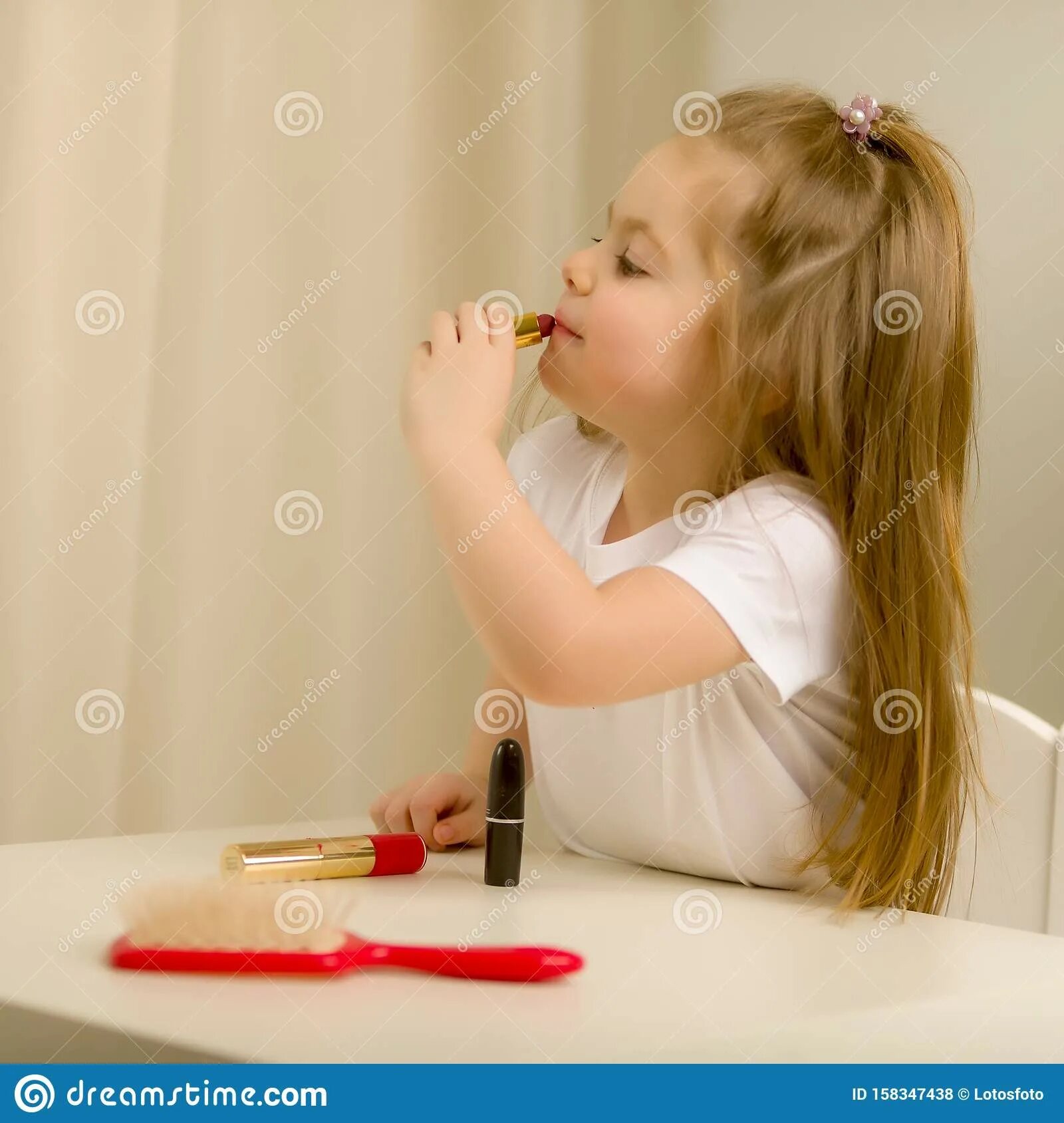 Девочка красит губы. Маленькая девочка с накрашенными губами. Накрашенные дети. Маленькая девочка и помада. Маленькая девочка красит губы.