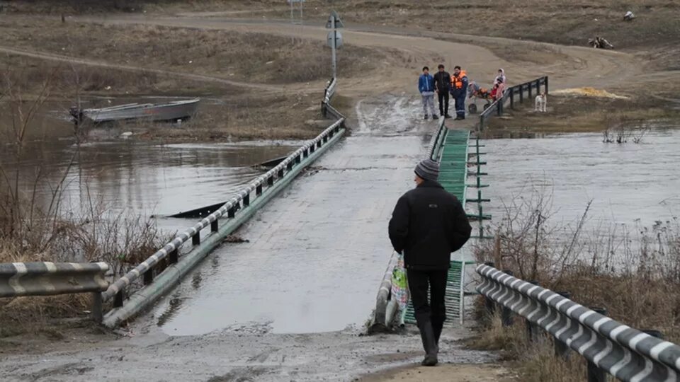 Подошел к запруде. Мост в Березово Пугачевский район Саратовская область. Мост через большой Иргиз. Мост через Иргиз в Березово. Плотина Березово Саратовская область.