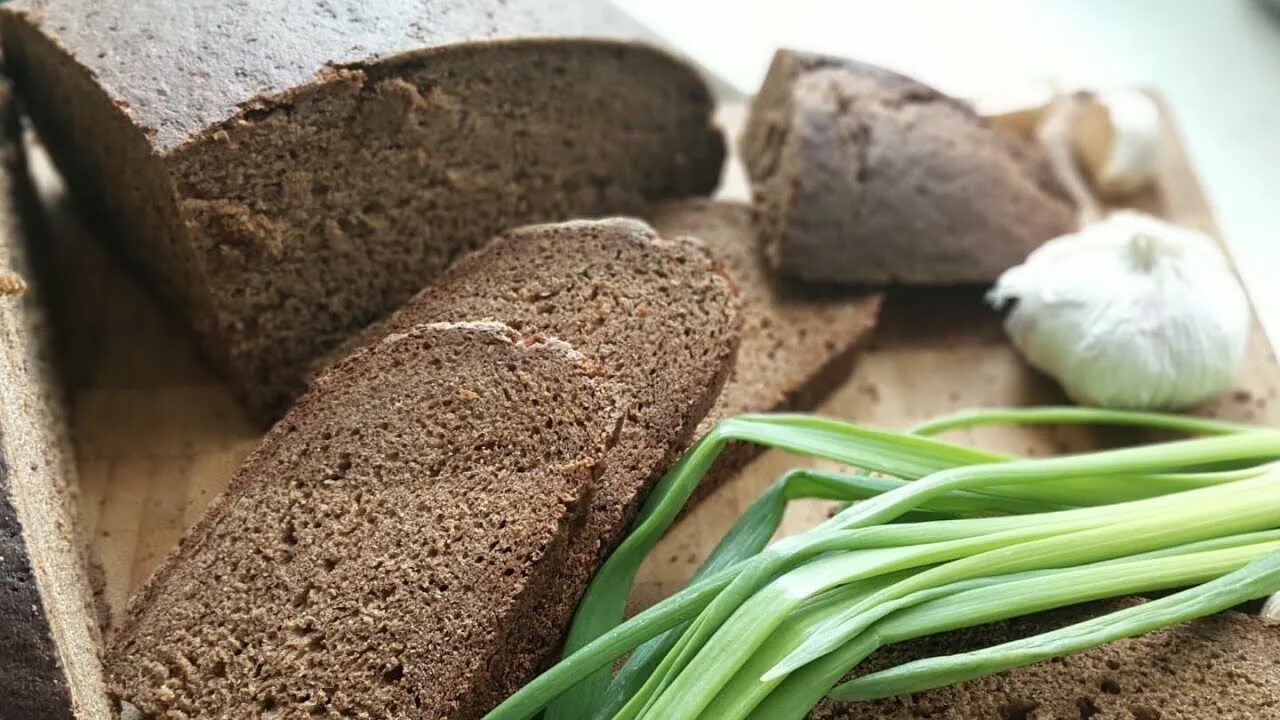 Хлеб с пшеничным солодом. Ржано-пшеничный хлеб. Хлеб ржаной с солодом. Пшеничный хлеб с солодом. Хлеб пшеничный с ржаным солодом.