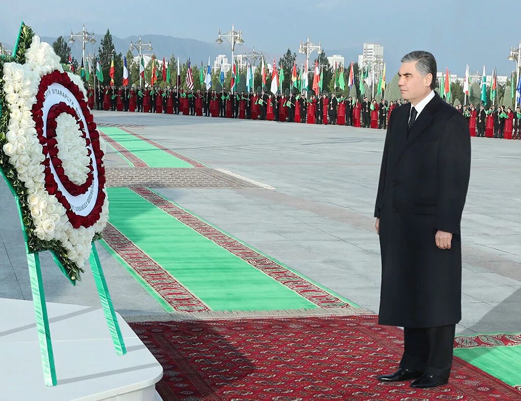 Монумент независимости туркменистана. Аркадаг город в туркменистане. Ашхабад столица туркменистана достопримечательности. Золотой памятник туркменбаши в ашхабаде. Turkmenistan tm.