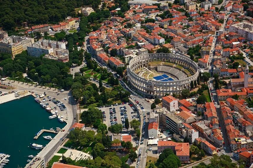 Амфитеатр пулы хорватия. Город пули. Пула словения. Город пули. Хорватия истрия пула.