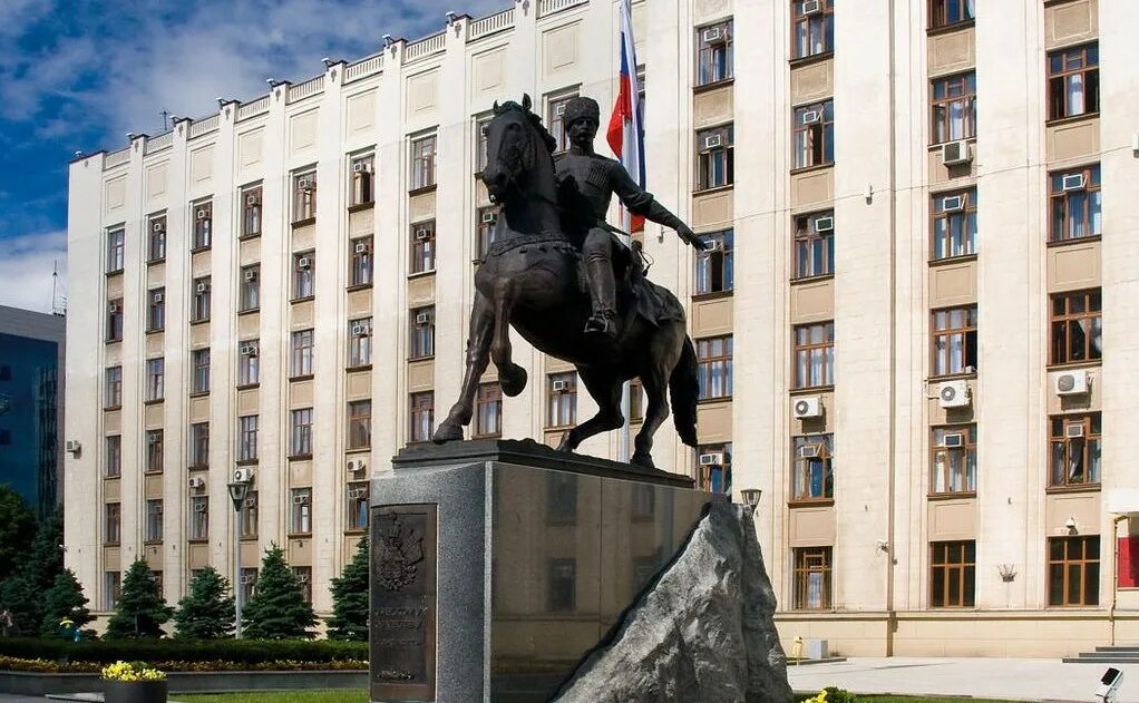 Памятники культуры краснодара. Памятник Кубанскому казачеству в Краснодаре. Памятник Кубанскому казачеству.