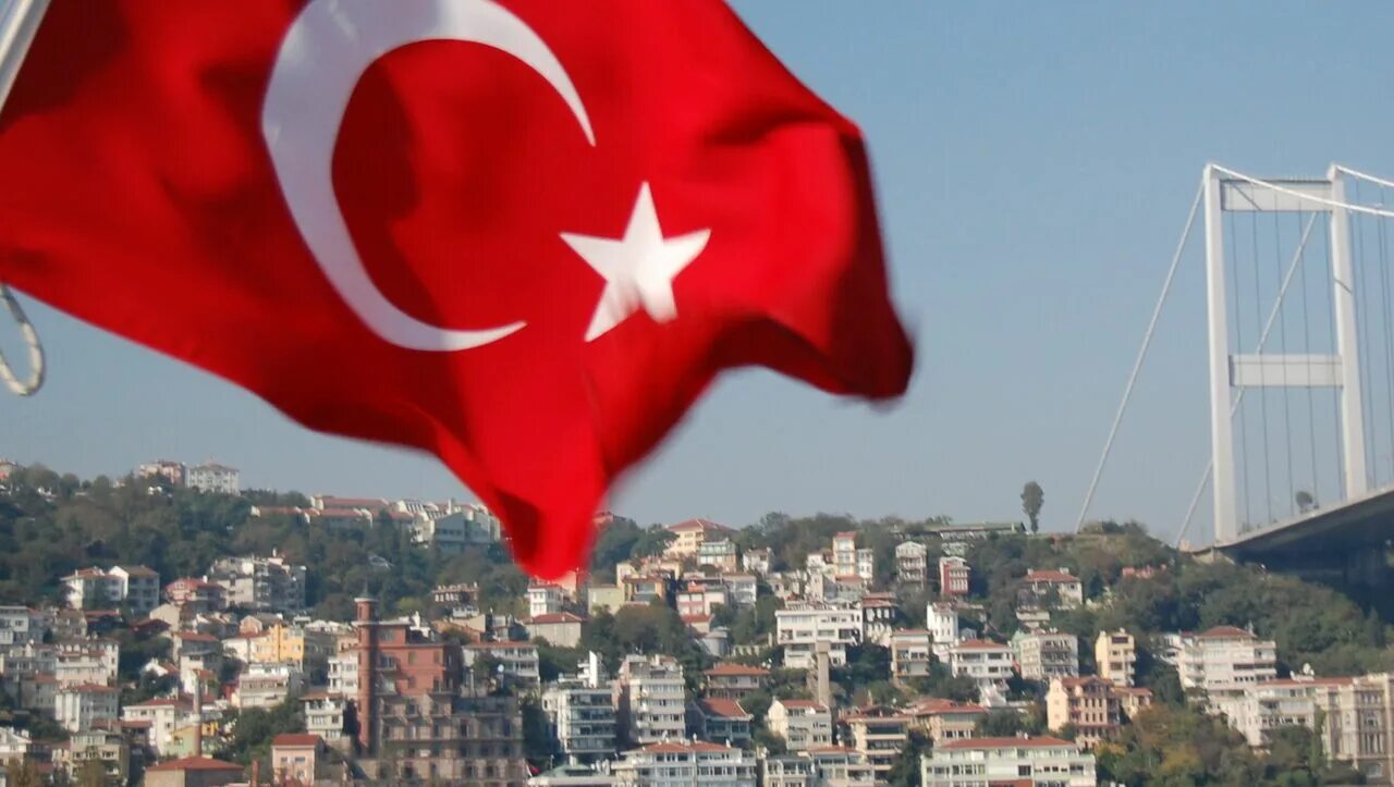 Россия объявила турции. Флаг Турции Босфор. Турецкий флаг на Босфоре. Мост Турция с флагом. Турецкий флаг на здании.