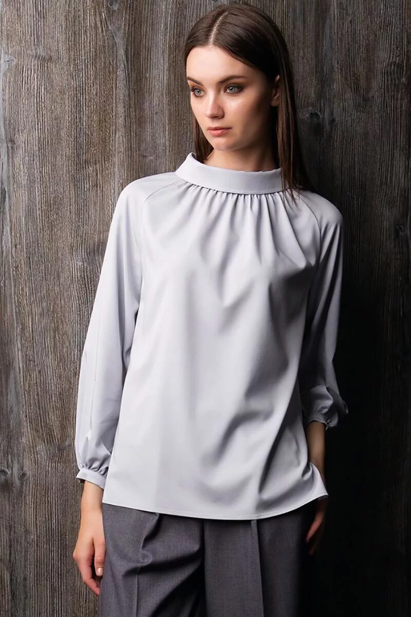 Белая женская рубашка с воротником стойкой без принтов. Блуза рукава 3/4. Блузка женская с рукавом реглан. Рубашка с рукавом реглан. Блуза с цельнокроеным рукавом.
