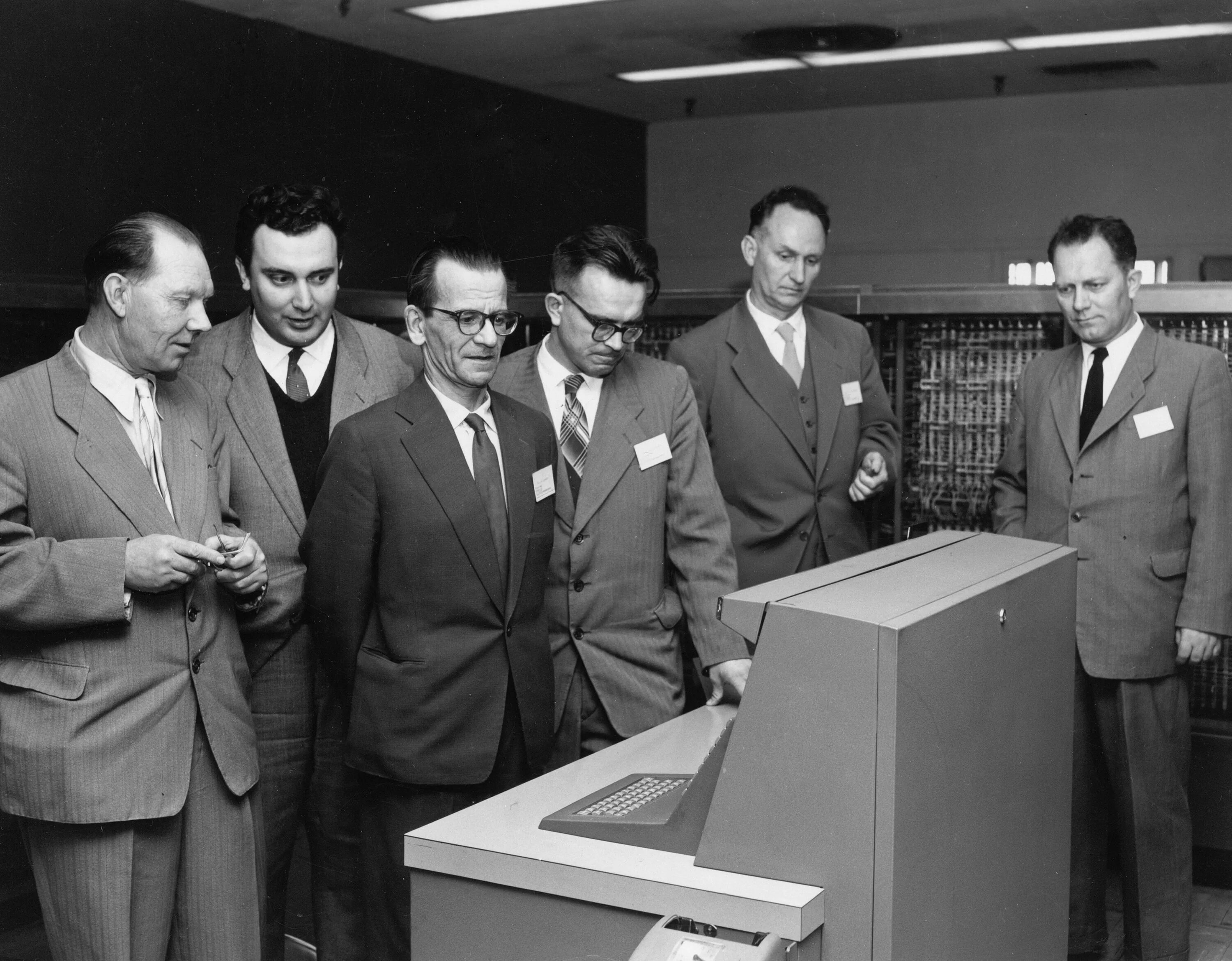 технология rad. методология проектирования. автокад доклад история. Eniac (electronic numerical integrator and computer). четвертое поколение эвм: микропроцессоры.