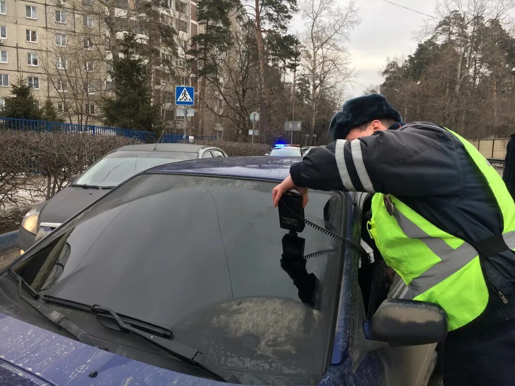 Нарушение за тонировку. Тонировка ГИБДД. Гаишник тонировка. Рейд ГИБДД тонировка. Тонировка штраф.