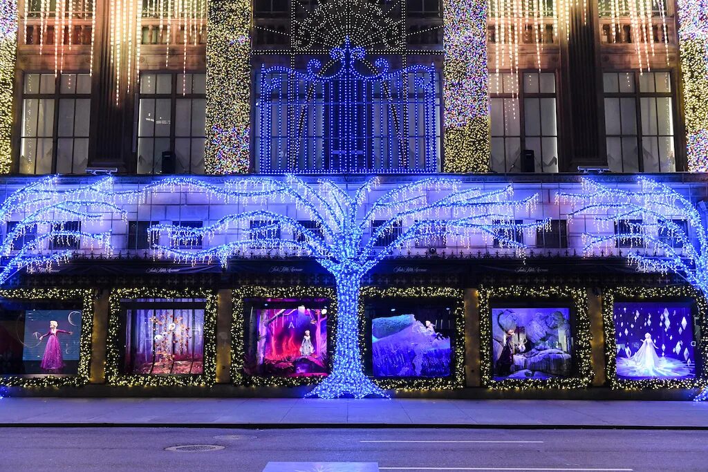 Saks fifth. Saks 5 Авеню. Saks Fifth Avenue Light show. Новогодняя витрина. Новый год в Америке.