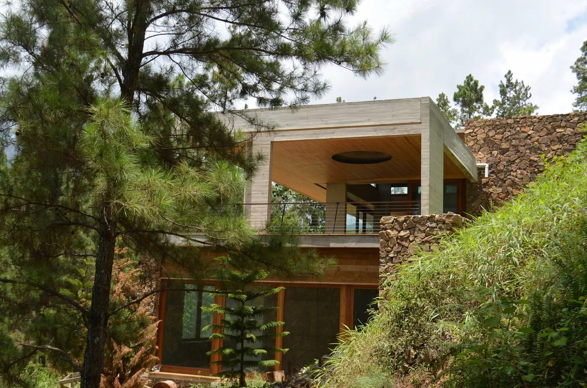 Избушка землянка в лесу. «дом в холме» артур квормби. Комната в овраге. Бункер нквд» в почаинском овраге нижний новгород. Комната в овраге.