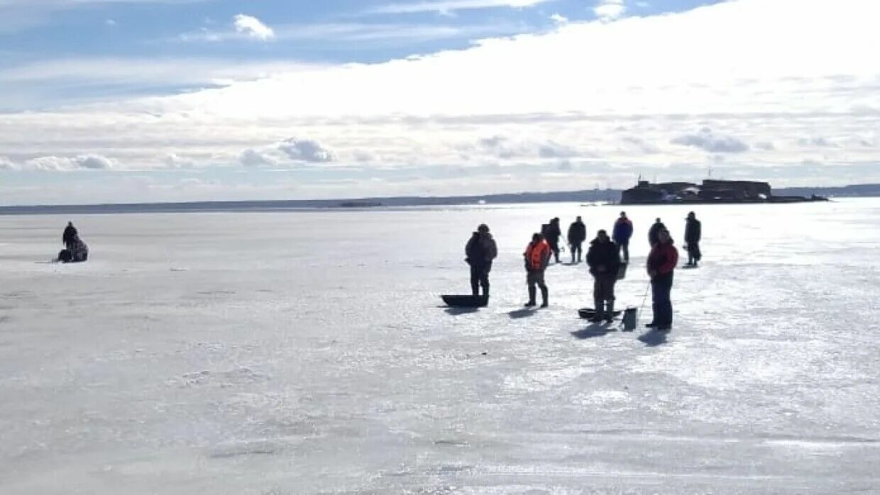 Жнец дрейфующей луны 83. Охотское море зимой Южно Сахалинск. Рыбалка на льдине. Рыбаки на льдине. Рыболовы дрейфующие на льдине.