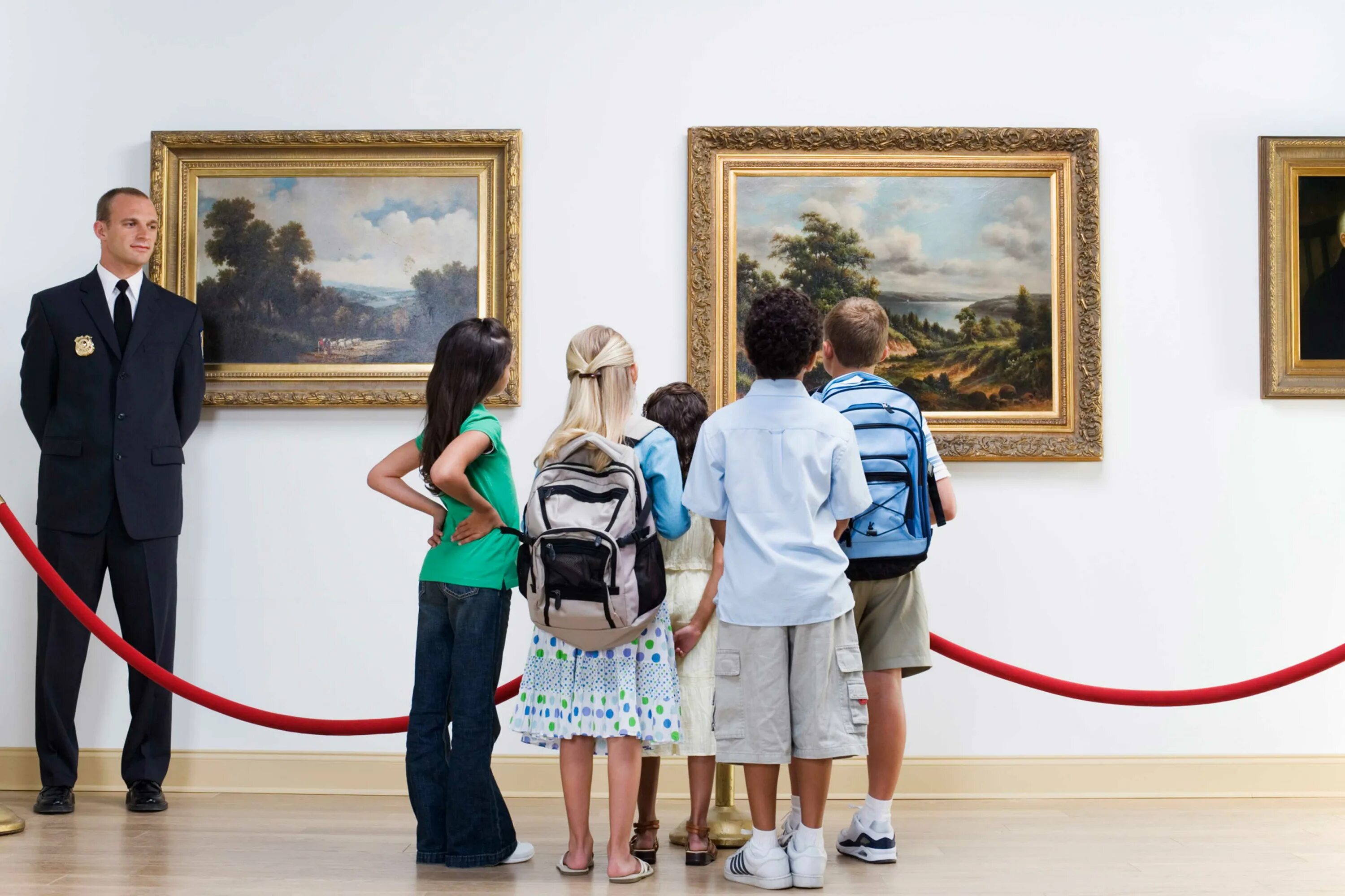 Человек рассматривает картину. Посетитель музея. Дети на экскурсии в музее. Ходить в музей.