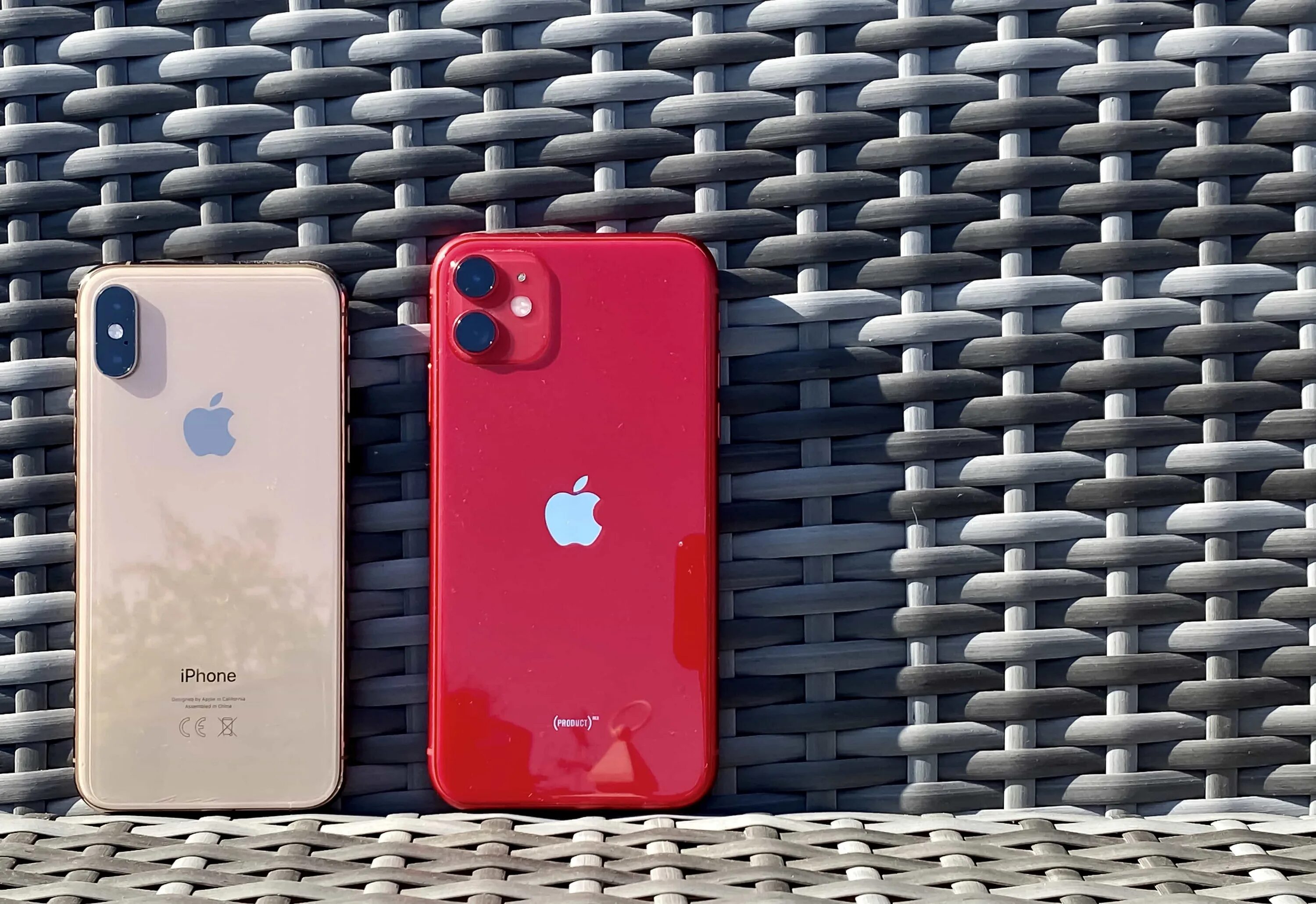 Какой цвет айфона популярный. Айфон 11 XS. Iphone 11 и iphone XS. Iphone 11r. Айфон XS vs айфон 11.