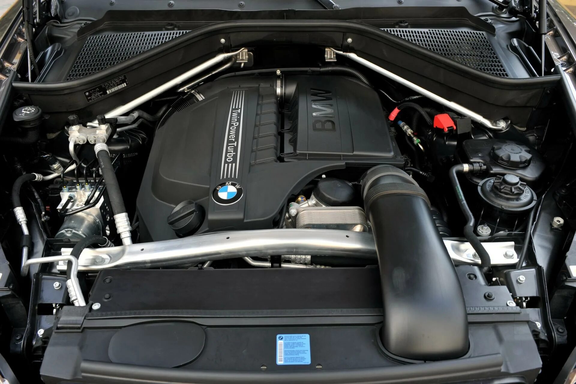 Дизель е 3. BMW x5 e70 моторный отсек. БМВ х5 е70 3.0 дизель. BMW e70 3.0 бензин мотор. BMW e70 подкапотка.