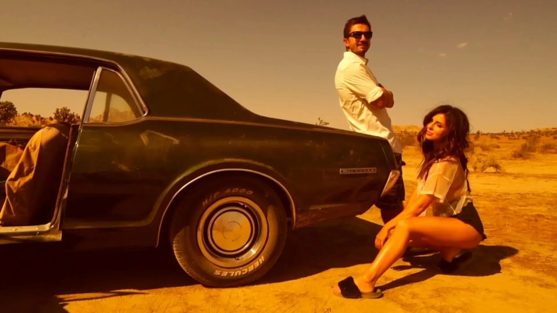 Клипы про мужчин. Девушка с машиной в пустыне. Машины из клипов. Клип в машине. Девушка и парень в пустыне.
