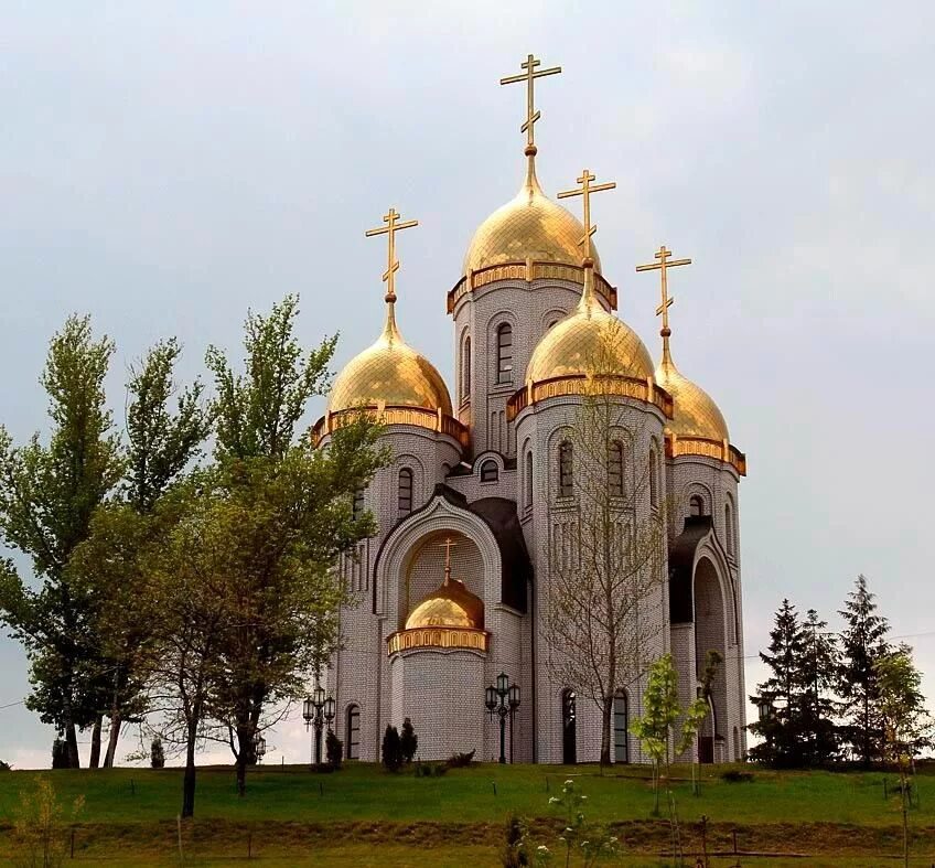 Открытие православных храмов. Храм всех святых на Мамаевом Кургане. Храм на Мамаевом Кургане Волгоград. Православный храм всех святых Мамаев Курган. Церковь пятикупольная Волгоград.