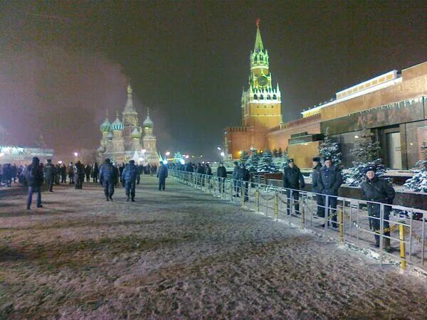 Москва усиленные меры. ФСО на красной площади. Охрана красной площади. Полиция на красной площади. Коробка на красной площади.