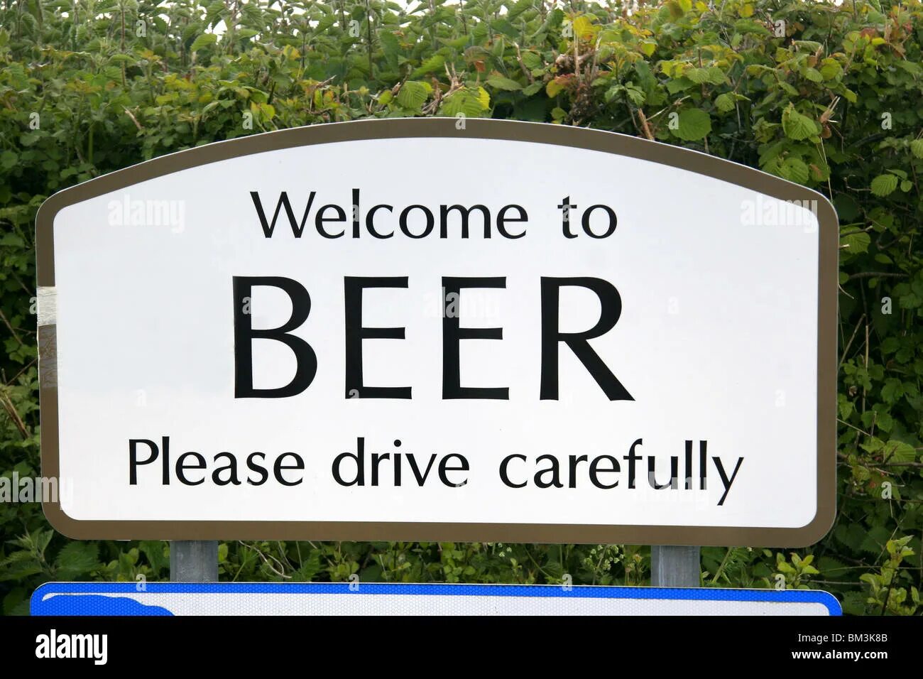 Beer деревня в Англии. Welcome to the uk. Name sign. Welcome to Town sign. Welcome uk