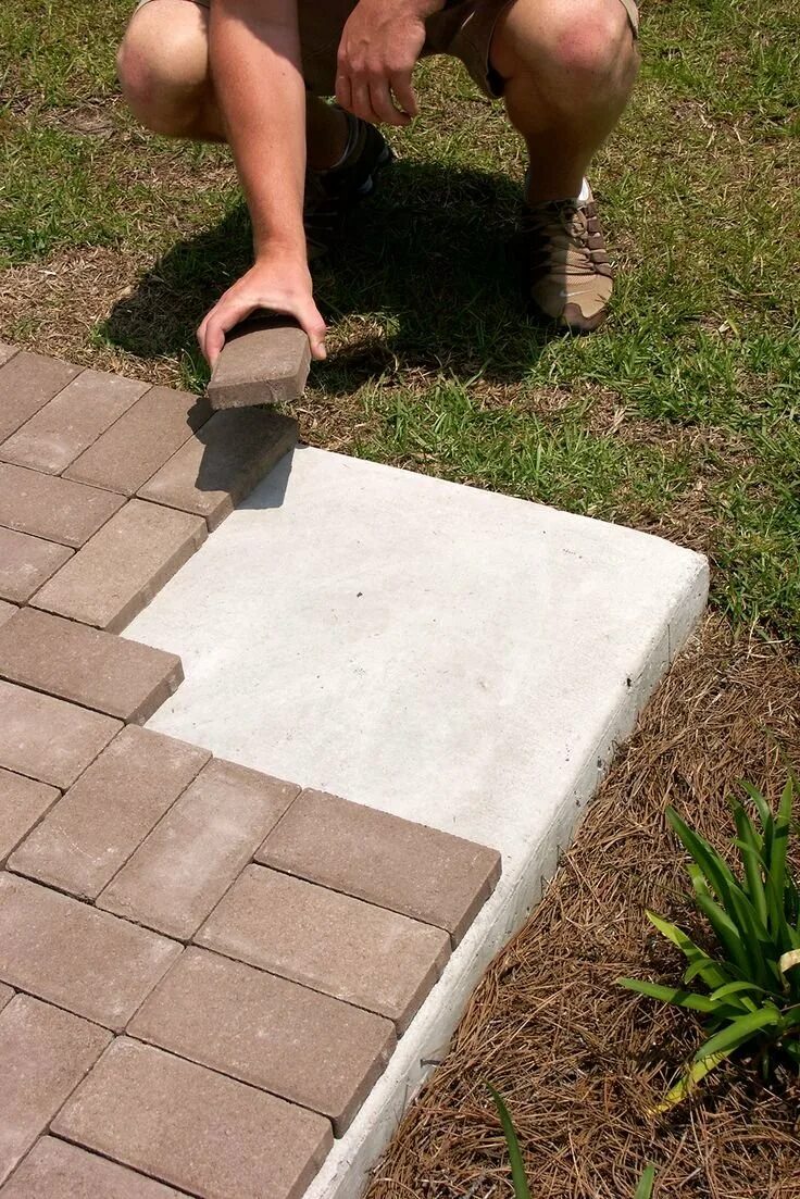Укладка тротуарной плитки на бетон технология. Плитка уличная. Плитка на бетонное основание. Тротуарная плитка для дорожек. Как класть тротуарную плитку на бетонное основание