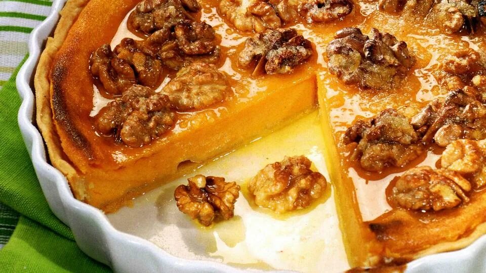 Пирог из тыквы с орехами. Тыквенный пирог с грецкими орехами. пирог с тыквой и грецкими орехами. американский тыквенный пирог с орехами. пирог из тыквы с грецкими орехами.