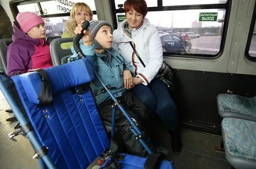 Пассажиры с детьми в автобусе. Дети инвалиды в транспорте. Транспорт для инвалидов. Общественный транспорт для инвалидов. Дети пассажиры автобуса.