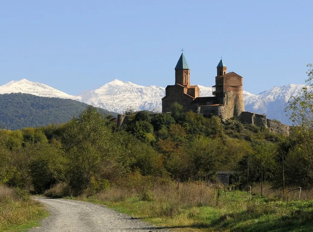 Греми. Храм Архангелов Михаила и Гавриила в Греми, Грузия. Греми Кахетия. Горы Кахетия Греми. Греми Грузия.