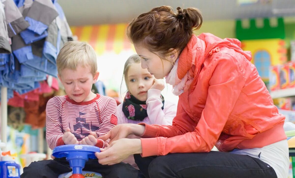 Мальчик в магазине. Ребенок заказал на вб. Девушка с ребенком в метро. Ребенок в магазине. Дети шоппинг.