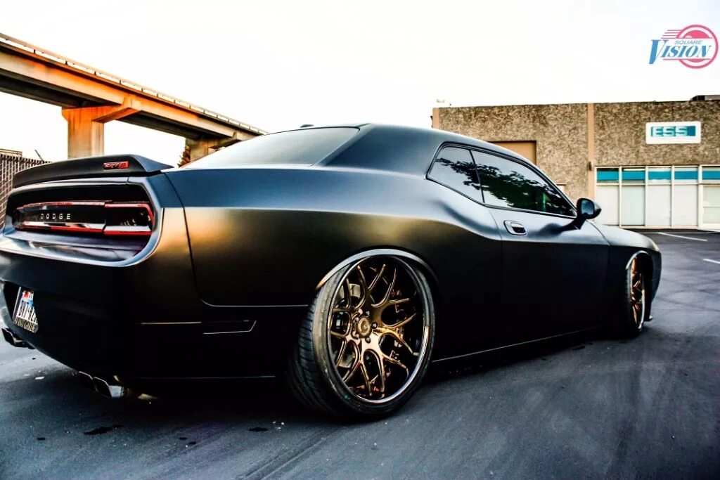 Диски челленджер. Dodge challenger bronze. челленджер на 24 дисках. challenger 22. додж челленджер бронзовый.