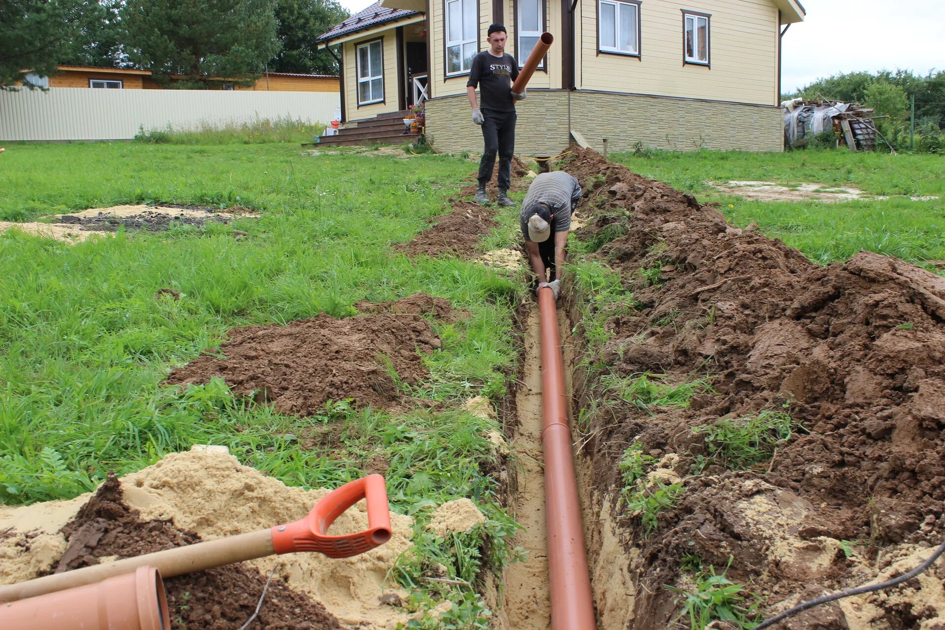 Труба пнд 32 мм для прокладки в траншее. Участок под водопроводом. Участок под водопроводом. Водопроводный колодец пнд 32. Пнд 110 в траншее.