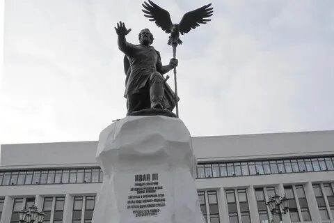 Где стоит памятник ивану