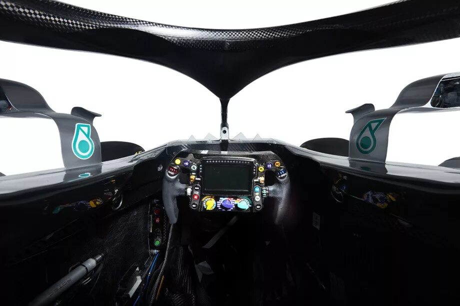 Пилоты мерседес формула. Мерседес ф1 кокпит. amg f1 w09 eq power+. руль болида ф1. кокпит f1.