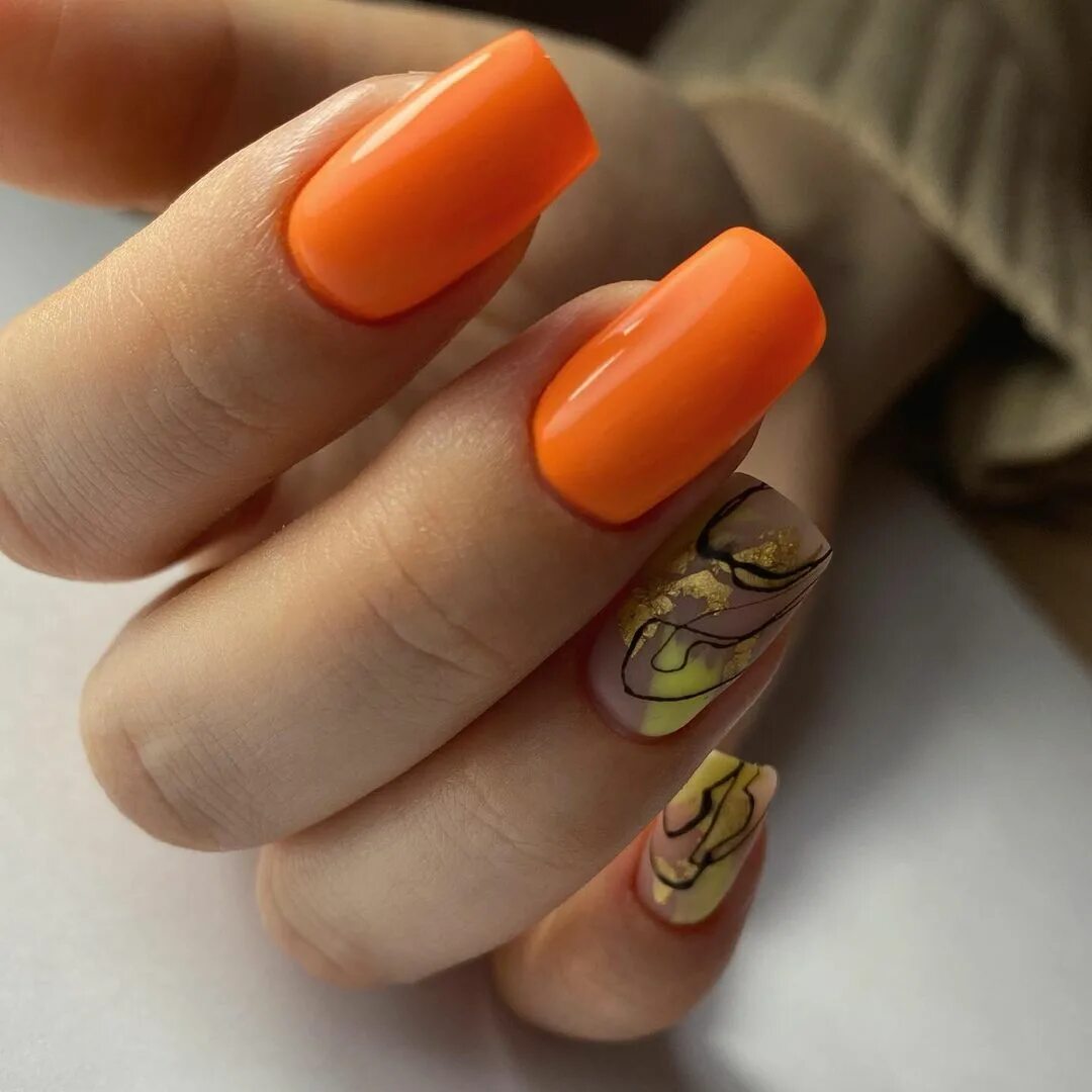 Дизайн ногтей осень 2023 год. Оранжевый маникюр 2022. Осенний маникюр 2021 оранжевый. Осенний маникюр оранжевый с белым. Ногти осень 2022 оранжевые.