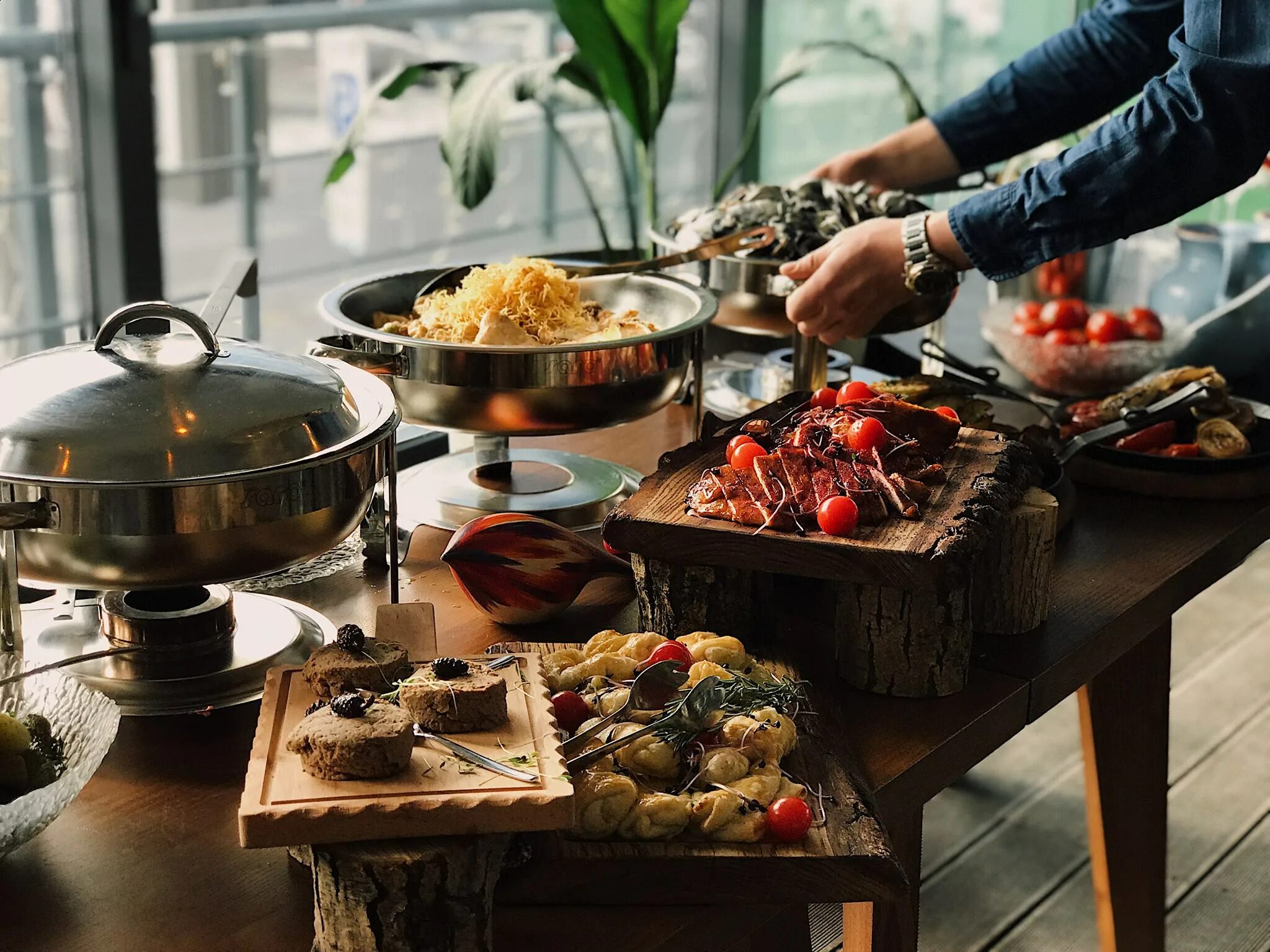 Бранч находка. Что такое бранч в ресторане. семейный бранч в ресторане. brunch заведение.