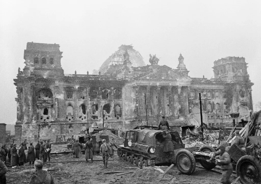 Бой под берлином. Штурм Рейхстага 1945. Рейхстаг в Берлине 1945. Штурм Берлина Рейхстаг.