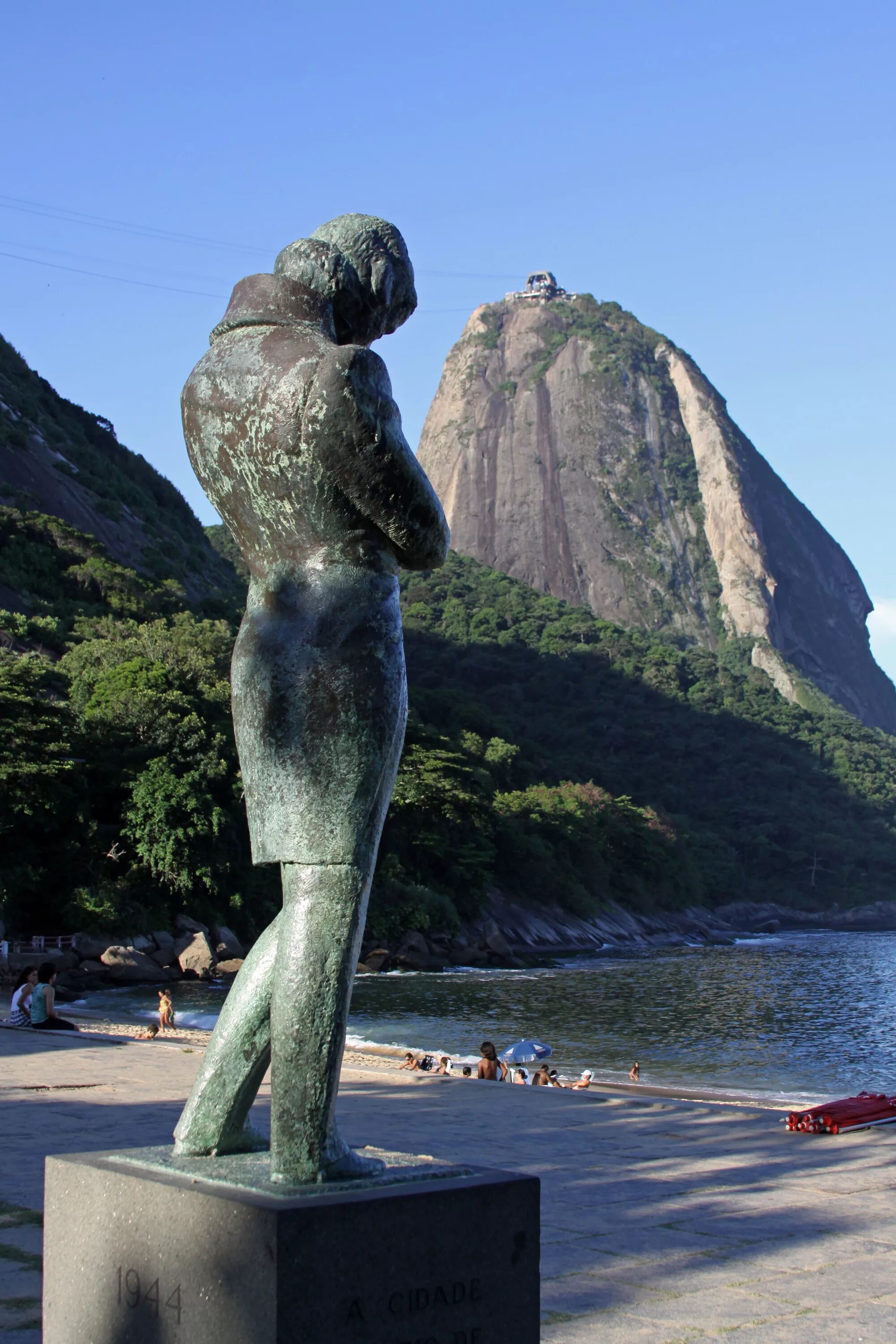 Памятники бразилии. Статуя в Рио-де-Жанейро. Памятник в Рио де Жанейро. Рио де Жанейро достопримечательности. Рио даженеро статуя.