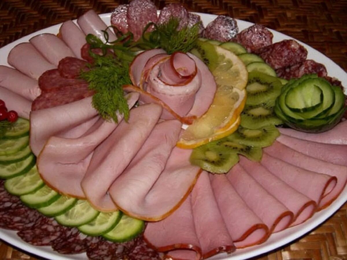 Дерзко нарезки. Украшение мясной нарезки. красиво нарезать колбасу. мясная нарезка на праздничный стол. красиво выложить нарезку.