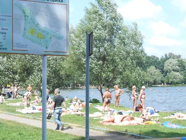 Белое озеро косино можно ли купаться 2025. Белое озеро пляж новокосино. белое озеро выхино. белое озеро вешняки. белое озеро выхино пляж.