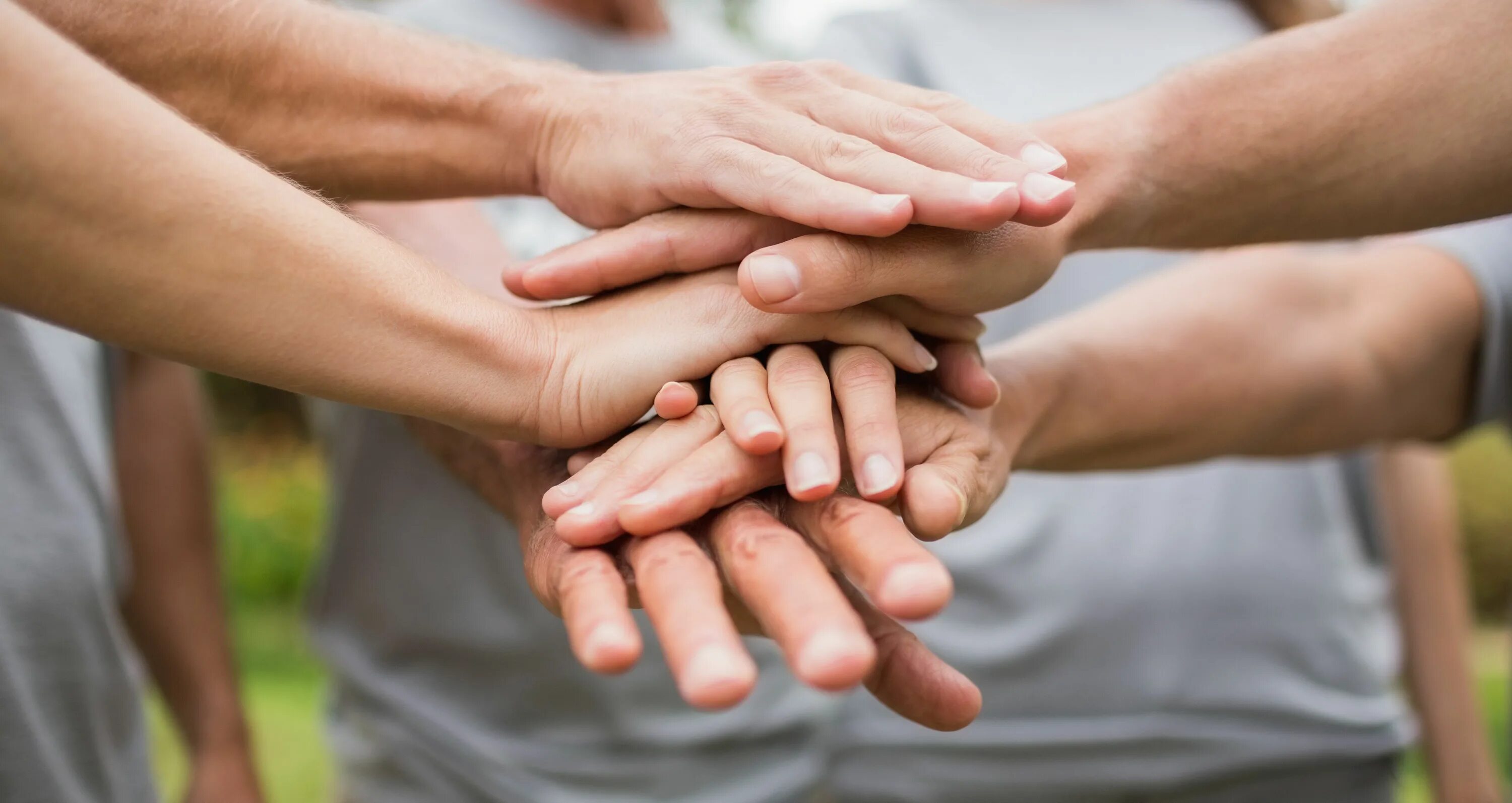 Человек катит камень в гору. Дарение подарков. Женская рука. Руки вместе. Подарочная коробочка в руках.