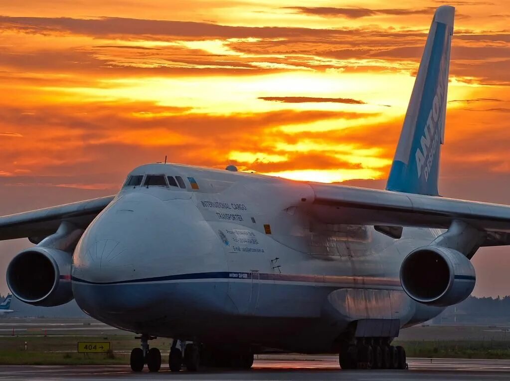 Самолёты летят вторая мировая. M plane. Airbus a400m. M plane. Алроса russianlanes.