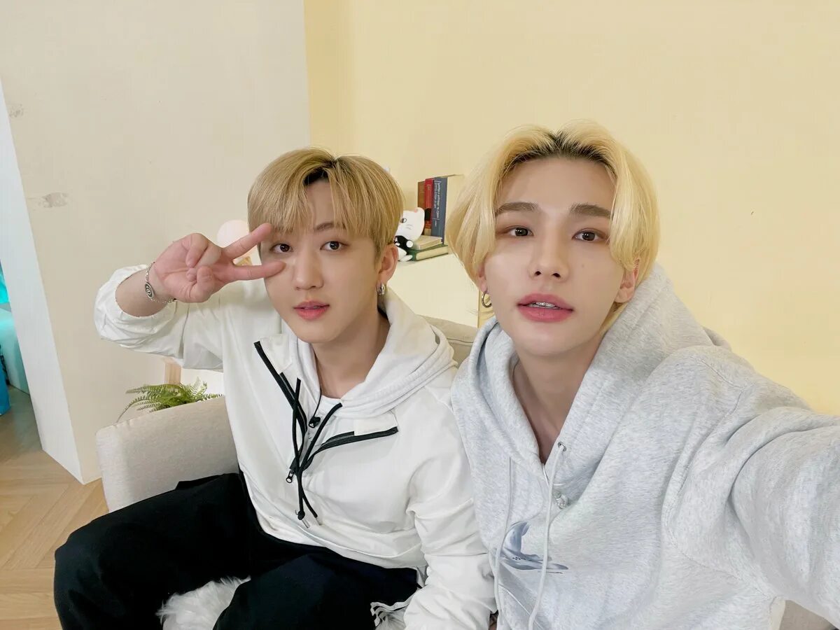 Two kids room, пятый эпизод. Stray kids room. Хёнджин из stray kids 2022. Группа stray kids 2022. Stray kids гритинг 2021.