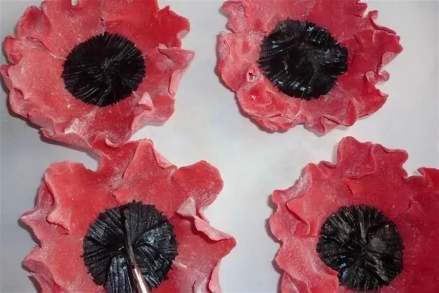 Как сделать маки из теста. Маки из мастики. цветок мака из мастики. мк маки из мастики. красные маки из мастики.