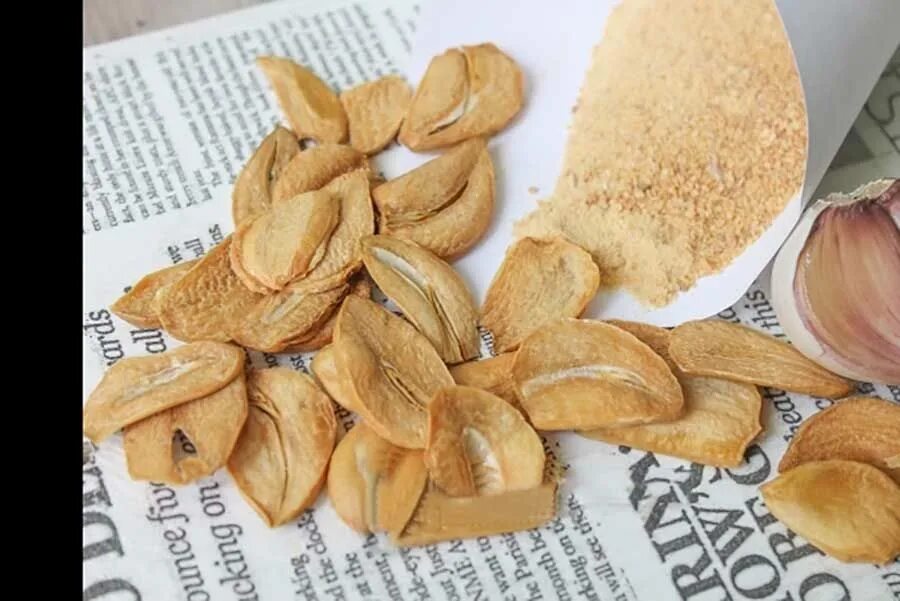 Высушенный чеснок. Сухой порошок чеснока. Сушёный чеснок в домашних. Чеснок сушеный. Чеснок сушеный.
