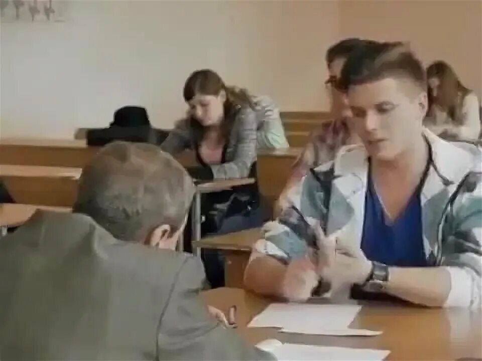 Человек за партой. Студентка сдает видео. Молоденкая студентка сдаëт экзамен. Студентка сдает видео. Студентка сдает видео.