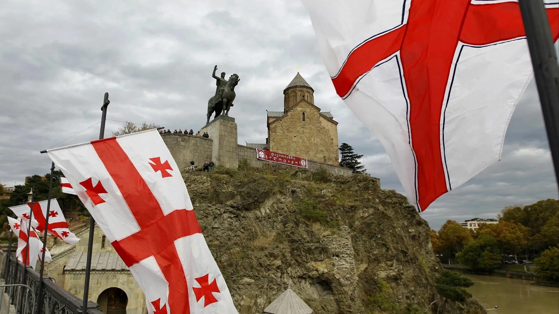 Флаг грузии. Грузинская национальная еда. Флаг грузии. Митинги в грузии. Флаг грузии 2022.