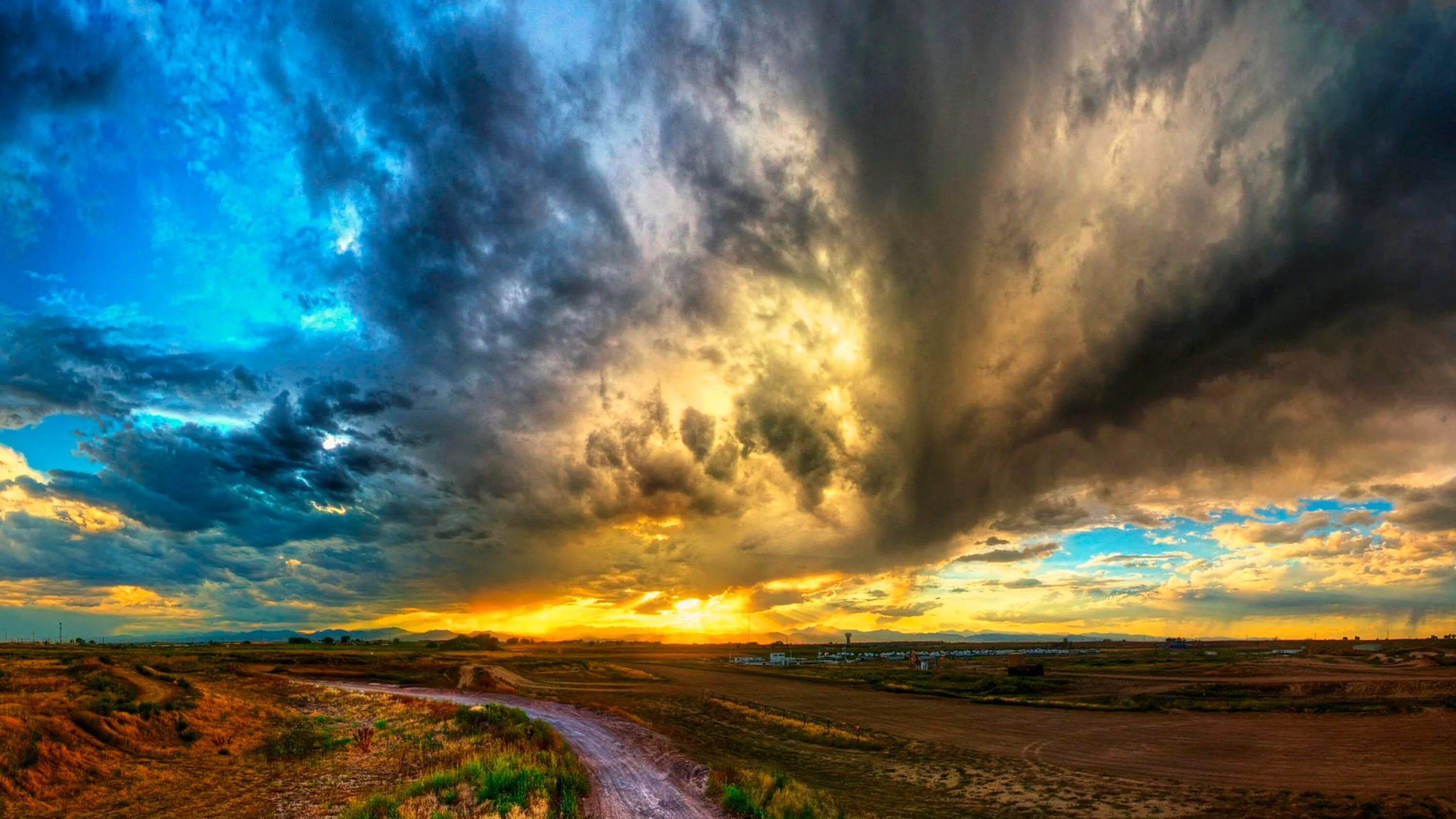 Буря и гроза. Кучевые облака. Мощное грозовое облако над алматы. Бури смерчи торнадо ураганы. Тяжелые тучи.