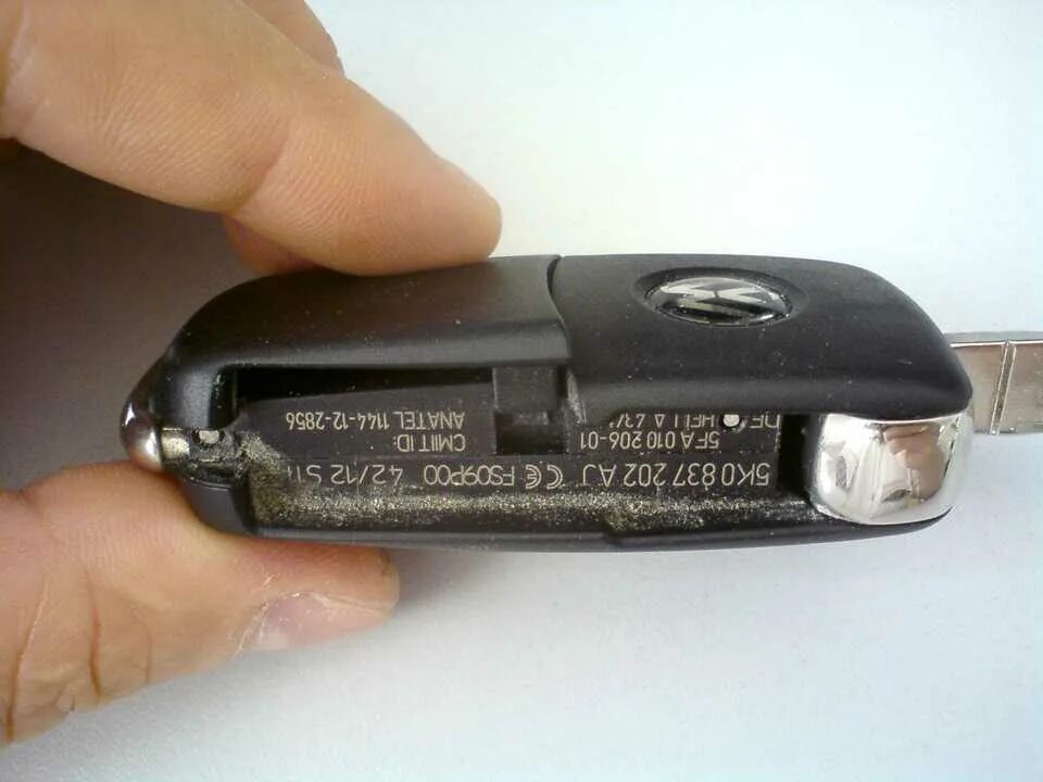 Батарейка в ключ Тигуан 2. Батарейка для ключа Фольксваген Тигуан 2017. Батарейка для ключа Фольксваген Тигуан. Батарейка для ключа Фольксваген. Батарейка ключ volkswagen